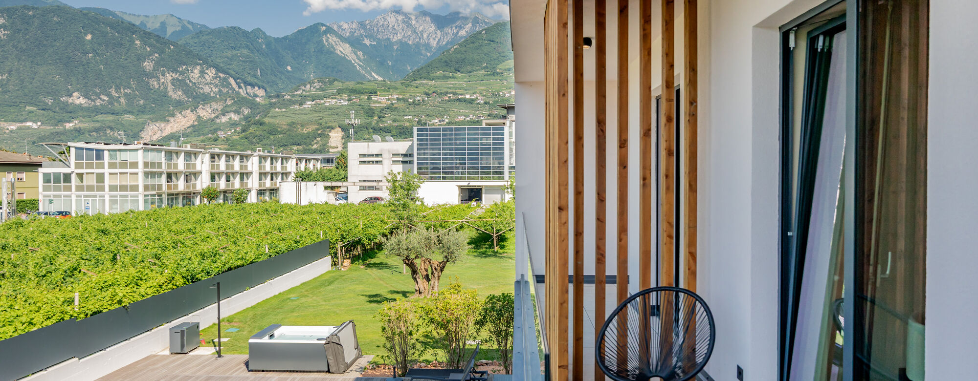 Deluxe mit Balkon | Freier Blick in die Landschaft mit privatem Balkon.